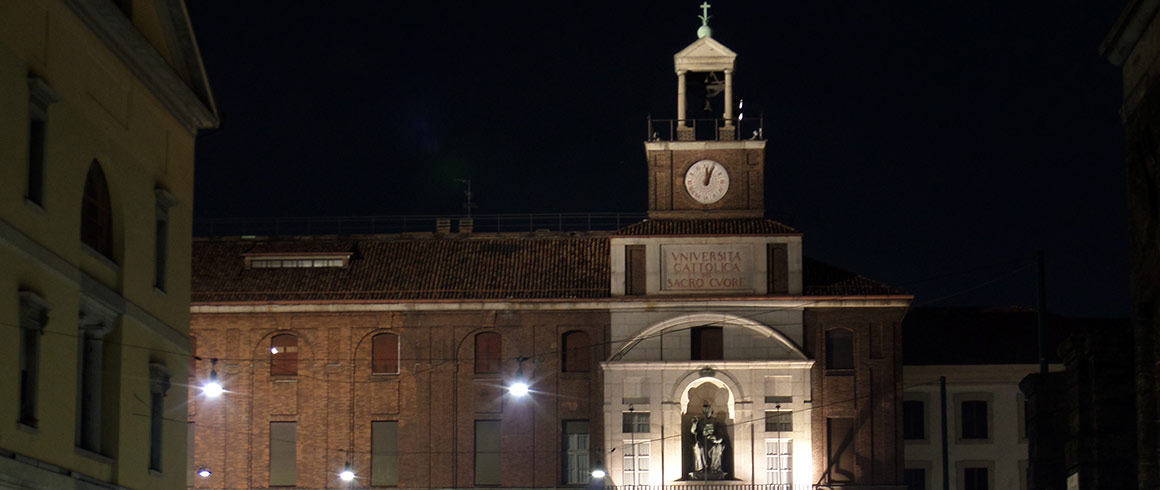 Milano, la facciata illuminata a Led