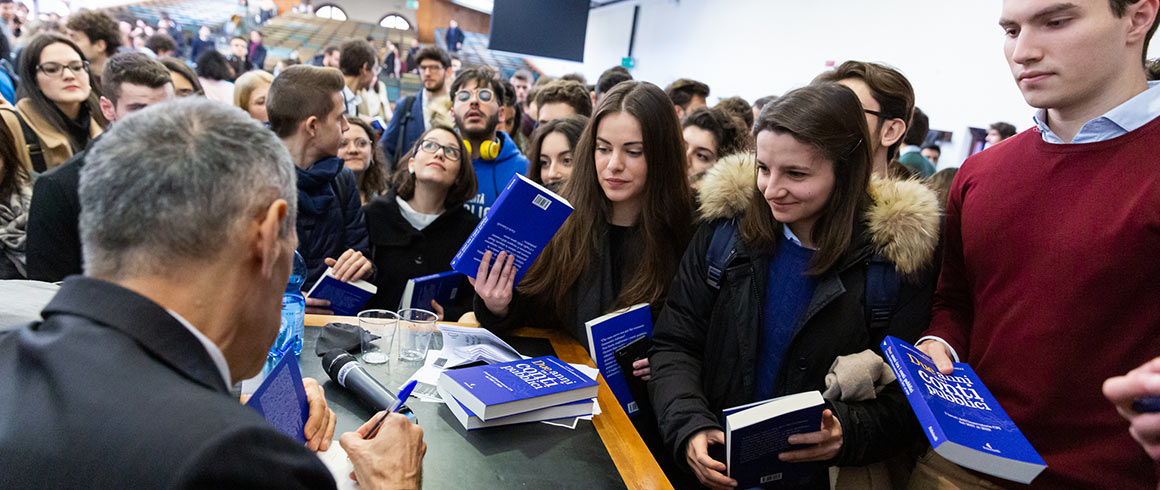 Studenti in fila per dialogare con Cottarelli