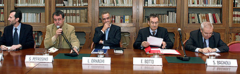 da sinistra: Nicola Spineto, Silvano Petrosino, Lorenzo Ornaghi, Evandro Botto e Sante Bagnoli presentano il nuovo archivio Julien Ries_Sala Negri da Oleggio 10 novembre 2009