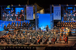 Il concerto conclusivo di Gemelli insieme diretto dal maestro Nicola Piovani nel piazzale del Policlinico universitario