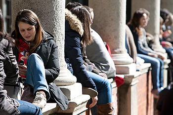 Studenti nei chiostri di largo Gemelli a Milano