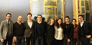 Foto di gruppo per il team dell'Università Cattolica con i due coach della squadra (a sinistra Giovanni Minuto e a destra Flavio Ponzano