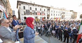 La studentessa bresciana della Cattolica Batul Alsabagh in Piazza Loggia