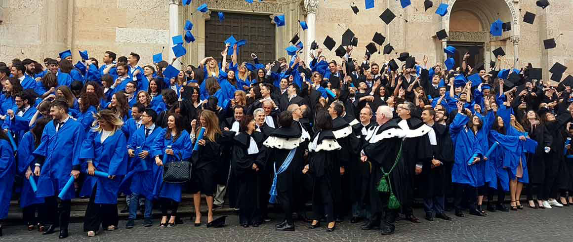 Festa di laurea in toga e tocco