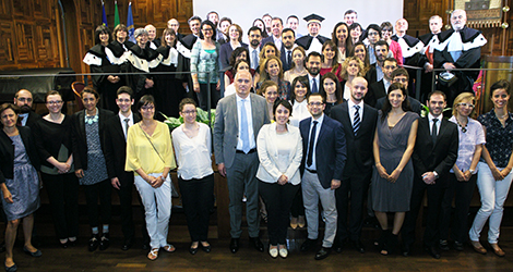 Foto di gruppo con il rettore Franco Anelli e con Xavier Prats-Monn&eacute; per i 187 neodottori di ricerca