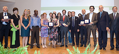 Foto di gruppo per i premiati con le autorit&agrave; della Regione Lombardia
