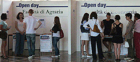 Gli stand di due facolt&agrave; all'Open day estivo 2010 della sede di Piacenza