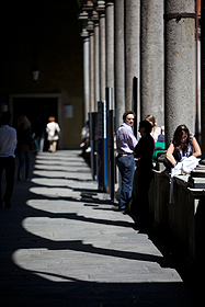 Studenti nei chiostri di largo Gemelli (copyright Andrea Aschedamini)