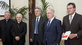 Milano, 5 aprile 2011. Aula Pio XI, Università Cattolica. Da sinistra. Monsignor Giuseppe Costa, monsignor Mariano Crociata, Lorenzo Ornaghi, Raffaele Bonanni, Silvano Petrosino