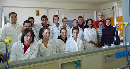 Un gruppo di studenti detective con la loro insegnante e con il professor Paolo Ajmone Marsan e la dottoressa Licia Colli