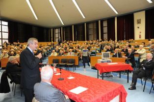 Un momento della cerimonia con il rettore della Cattolica Lorenzo Ornaghi