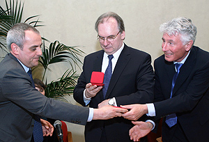 Da sinistra: il preside della facoltà di Scienze politiche e sociali Guido Merzoni consegna la medaglia dell’ateneo a Reiner Haseloff, presidente del Land Sassonia-Anhalt, e al console generale di Germania Jürgen Bubendey