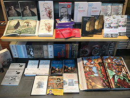 La vetrina della libreria "Vita e Pensiero"