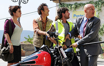 Una scena del film "Benvenuti al Sud", in cui &egrave; evidente il ricorso al product placement