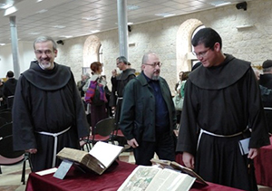 L'inaugurazione della Biblioteca francescana di Gerusalemme nel 2013. A sinistra padre Pierbattista Pizzaballa