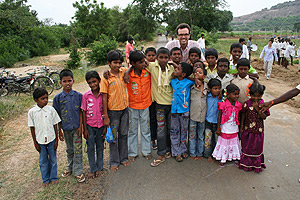 Simone Tagliapietra con i bimbi dell'India