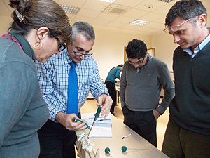 Il professor Visocchi con i suoi collaboratori in un'attivit&agrave; propedeutica alla tecnica endoscopica per la chirurgia del cranio