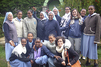 Le suore della Divina Provvidenza (suor Hirut &egrave; quella al centro con il braccio alzato) con Teresa Vozza (in basso a destra) e Cecilia Marani (in piedi a destra)