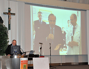 Il collegamento tra il professor Numa Cellini in auditorium e Bruno Vespa cha ha inaugurato la Piccola degenza del sollievo presso l'Unit&agrave; di Radioterapia del Policlinico Gemelli