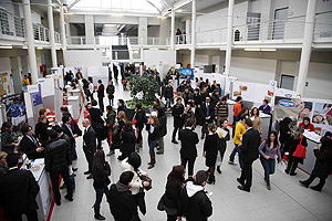 Un'immagine del Career day nella piazzetta di Economia