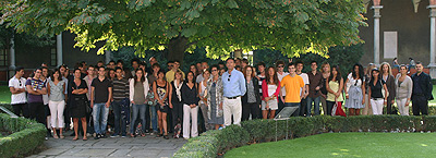 Foto di gruppo sotto l'ippocastano del primo chiostro per gli studenti francesi e i loro ospiti
