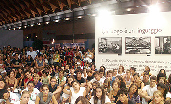 Folla di studenti allo stand della Cattolica al Meeting di Rimini