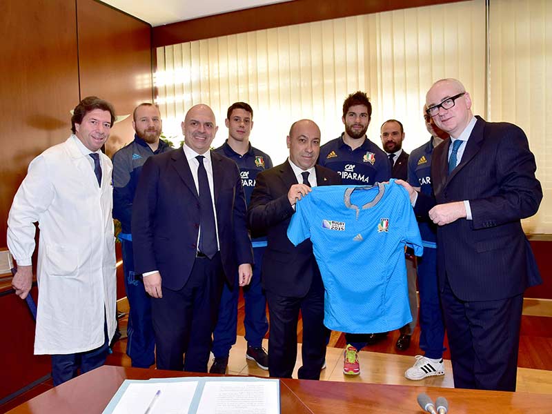 La maglia della nazionale esibita dopo la firma dell'accordo