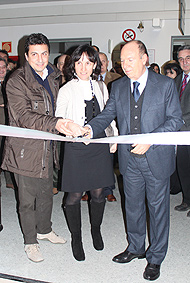Un momento dell'inaugurazione del nuovo bar della sede di Piacenza. Da sinistra il sindaco, la professoressa Antonella Sciarrone e il prefetto di Piacenza