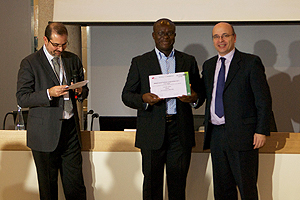 Ephraim Okere, ex studente dell’MBA di Altis, premiato dal professor Mario Molteni