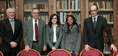 Da sinistra: il rappresentante della famiglia Gusmaroli, il rettore Ornaghi, Alessandra Tosi, Liliane Galli e il preside di Economia Domenico Bodega