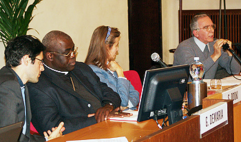 Monsignor Sabino Odoki con gli altri relatori in aula Pio XI