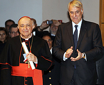 Il cardinale Dionigi Tettamanzo con il sindaco Giuliano Pisapia alla cerimonia di cosegna del premio "Ambrogino d'oro" - 7 dicembre 2011 - Foto di Andrea Scuratti - Comune di Milano